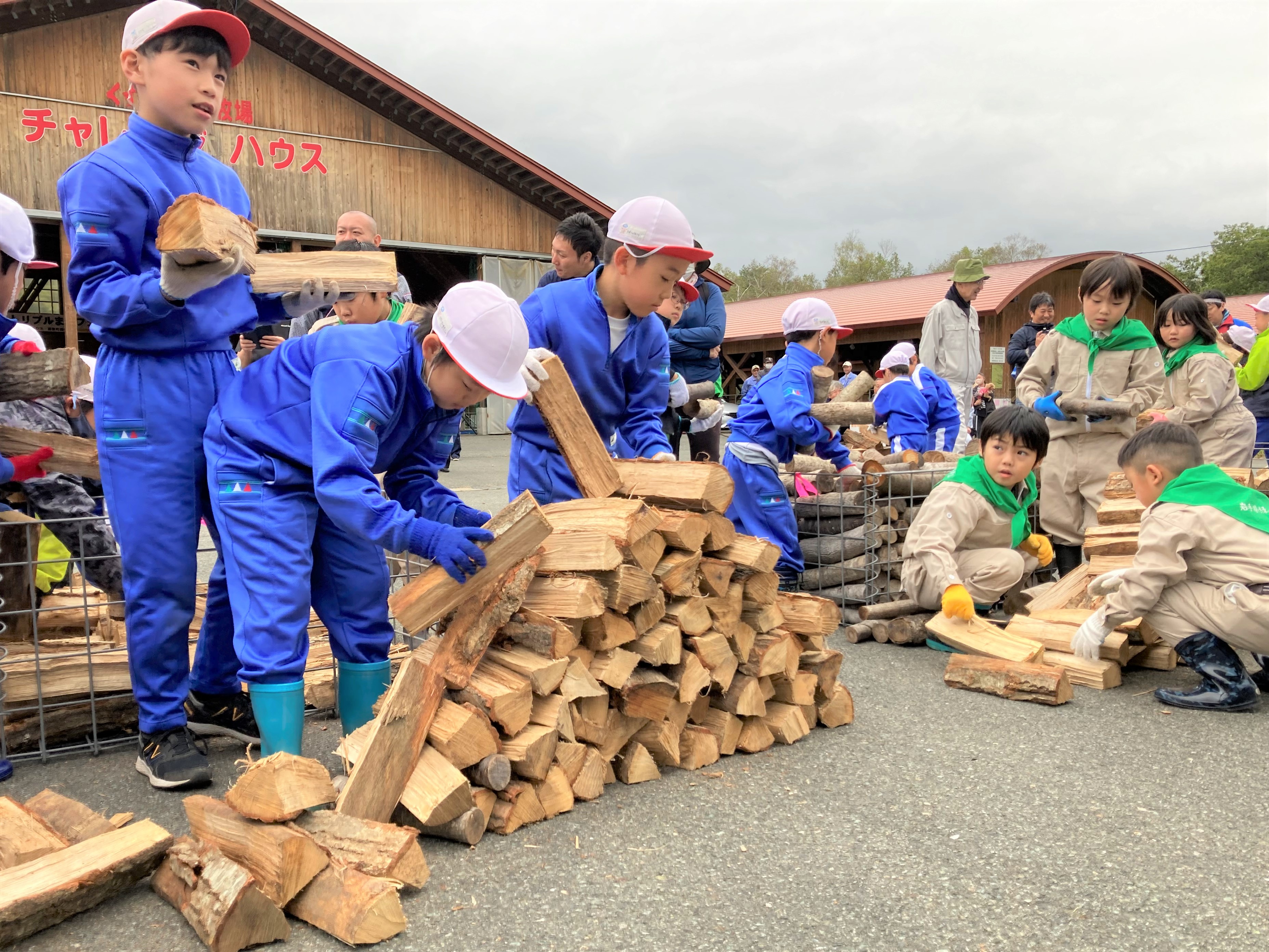 全日本薪積み選手権大会の様子
